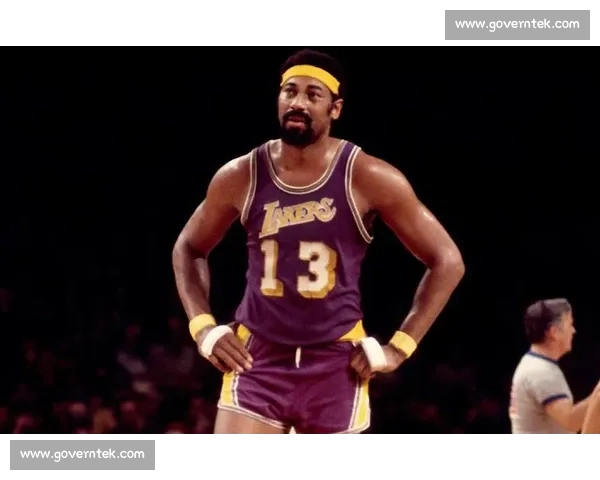 张伯伦对决贾巴尔的时代交锋与中锋王座之争篮球历史上的传奇对决